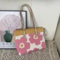 Vue détaillée du sac cabas en tricot floral avec un design confortable et spacieux intérieur. - Fleur Rose / M