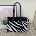 Sac cabas zébré en tricot avec poignées en cuir noir et fermeture éclair pour le quotidien. - Noir Blanc Imprimé Zèbre / M