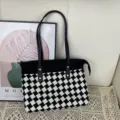 Detail de sac cabas en tricot losange noir et blanc avec poignees solides et fermeture zippee. - Pied-de-poule / M