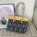 Vue détaillée du sac porté épaule en tricot avec motif ethnique et fermeture éclair. - Style Ethnique Géométrique / M