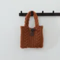 Sac à main en tricot marron pour femme, cabas d'hiver en laine avec détail de bouton. - Style Torsades Bouton / Couleur caramel