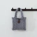 Sac à main gris en tricot torsadé pour femme, sac fourre-tout en laine d'hiver avec poignée. - Style Torsades Bouton / Gris