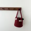 Sac seau en feutre rétro coréen avec pompons, sac bandoulière design de niche élégant automne. - Rouge