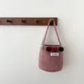 Vue de détail du joli sac seau en feutre de laine coréen avec de charmants pompons colorés. - Rose Poudré