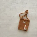 Sac bandoulière tricoté marron format mini avec adorable décoration d'oie et petite étiquette. - Sac à Téléphone Oie / Curcuma