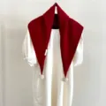 Écharpe triangulaire tricotée rouge avec pompons, châle chaud d'hiver en pure laine. - Rouge