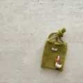 Joli petit sac téléphone en tricot vert avec pendentif oie, mini sac bandoulière pour femme. - Sac à Téléphone Oie / Vert matcha