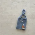 Vue détaillée du sac téléphone en tricot oie mignonne, pochette bandoulière laine. - Sac à Téléphone Oie / Bleu
