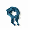 Écharpe en tricot bleu avec pompons, style préppy automne et hiver foulard chaud variante. - Bleu Sel de Mer
