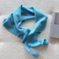 Écharpe en tricot bleu clair douillette avec de jolis pompons, idéale pour l'hiver au chaud. - Bleu d'Islande