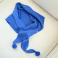 Écharpe triangulaire en tricot bleu avec de jolis pompons, chaud cou d'automne hiver. - Bleu Bébé