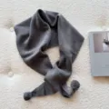 Écharpe en tricot gris avec pompons, style collège mignon hiver chaud foulard femme. - Gris Premium