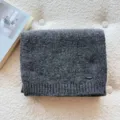 Donkergrijze gebreide sjaal van zachte wolmix, knusse warme winteraccessoire voor dames. - 160cm / donkergrijs