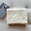 Zachte gebreide sjaal van wolblend in ecru, comfortabele warme winternekwarmer voor dames en heren. - 160cm / crème