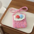 Vue détaillée du mini porte-monnaie au crochet fait main avec jolies fleurs. - Mini Sac Bandoulière / Rose Sakura