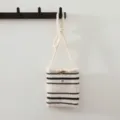 Vue de détail du mini sac bandoulière en tricot avec des rayures noires et blanches. - Blanc Noir