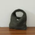 Sac à main en tricot mohair vert foncé avec bouton cornes, sac cabas peluche pour femmes. - Vert Militaire