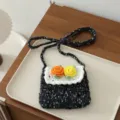 Vue détaillée d'un mini porte-monnaie en laine crocheté à la main, sac bandoulière. - Mini Sac Bandoulière / Noir Fantôme