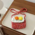 Vue détaillée du mini porte-monnaie en crochet fait main avec des accents de fleurs colorées. - Mini Sac Bandoulière / Rouge Orangé