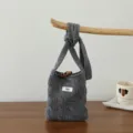 Sac bandoulière gris en tricot torsadé avec bouton en bois et mini pochette en laine. - Gris foncé
