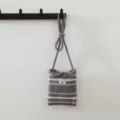 Sac bandoulière tricoté rayé gris et blanc mini poche pour téléphone fourre-tout femme - Gris Beige