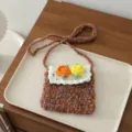 Mini sac bandoulière au crochet fait main avec adorable décor floral et fil de laine. - Mini Sac Bandoulière / Brun Mocha