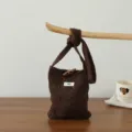Petit sac bandoulière en tricot marron avec bouton en bois sac de téléphone vintage femme - Café