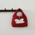 Sac à main en laine tricotée rouge confortable avec motif lapin mignon et bouton en bois. - Cuivre Rétro