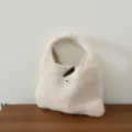 Détail de sac à main en mohair tricoté, sac cabas automne hiver douillet avec bouton corne. - Beige