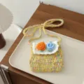 Mini sac bandoulière au crochet fait main avec de jolies fleurs colorées, détail porte-monnaie en laine. - Mini Sac Bandoulière / Jaune Lait