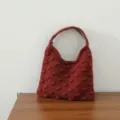 Vue détaillée du sac à main tricoté à pompons, automne hiver uni tissé sac mignon - Sac à Pompons / Bordeaux