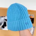 Bonnet en tricot côtelé bleu pour femme bonnet en laine chaud d'hiver avec délicat badge de marque. - Taille unique / Bleu d'Islande