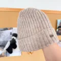 Gros plan de détail sur le bonnet en tricot côtelé doux et chaud en pure laine pour l'hiver. - Taille unique / Laine Naturelle