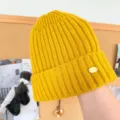 Détail de bonnet tricoté jaune, bonnet d'hiver chaud en laine avec logo métallique. - Taille unique / Jaune Bourgeon