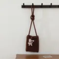 Sac bandoulière en tricot marron confortable avec joli pendentif lapin, mini sac tendance. - Sac Bandoulière Lapin / 1 Pièce / Café