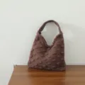 Gros plan sur le sac à main en tricot marron avec texture 3D de pompons et tissage doux. - Sac à Pompons / Brun Mocha