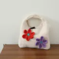 Sac à main en tricot de fleurs au crochet fait main, petit fourre-tout douillet automne hiver. - Bouton Olive Fleur / Blanc Cassé