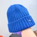 Détail du bonnet en tricot bleu montrant une texture de laine douce et un large revers. - Taille unique / Bleu Bébé