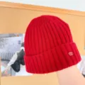 Bonnet en tricot de laine mérinos rouge pour femme, bonnet d'hiver chaud avec détail. - Taille unique / Rouge