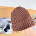 Bonnet en tricot de laine marron pour femme, bonnet d'hiver chaud et côtelé avec décor métal. - Taille unique / Café