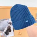Bonnet en tricot côtelé bleu pour femme, bonnet d'hiver en laine chaude avec petite étiquette. - Taille unique / Bleu Mer Profonde