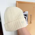 Bonnet en tricot de laine chaud pour femme, chapeau d'hiver uni avec étiquette. - Taille unique / Blanc Vanille