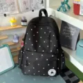 Zaino nero classico a pois con tasca frontale con zip e stemma circolare per uso quotidiano. - Nero (Senza Ciondolo)