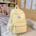 Zaino scolastico in tela gialla da donna con simpatico ciondolo cucciolo di peluche e tasche. - con portachiavi / Giallo