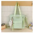 Sac cabas bandoulière en toile vert clair avec pendentif ours mignon pour tous les jours. - Sac de Tutorat Avec Pendentif / Vert