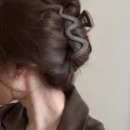 Detalle de pinza de pelo ondulada mate que muestra diseño único y textura elegante mujer. - Café Oscuro Esmerilado
