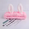 Fascia carina in peluche rosa con orecchie di coniglio per pulizia viso, trucco e spa morbida. - Fascia Orecchie di Coniglio Rosa