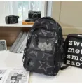 Zwarte sterrenprint rugzak met doorzichtige voorzak en schattige beer hanger accessoires. - Hangerstijl / Zwart