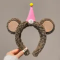 Schattige bruine fleece beren haarband met roze verjaardag hoed, zoet haar accessoire voor vrouwen. - Beer Hoofdband