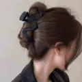 Pinza de pelo ondulada negra mate grande para mujer, accesorio de pelo geométrico elegante. - Negro Esmerilado